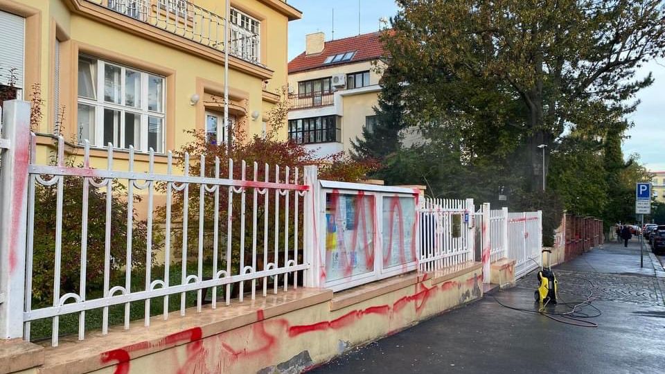 Посольство України у Празі облили червоною фарбою